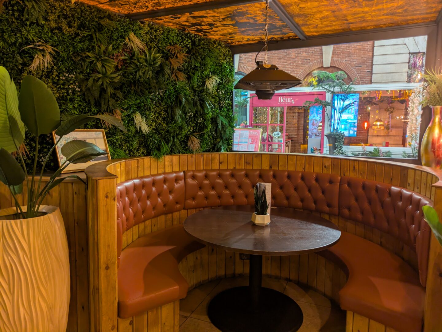 Empty booth at Estabulo